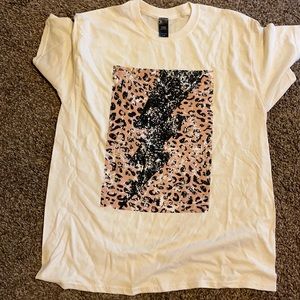 Light cream t shirt with leopard lightning